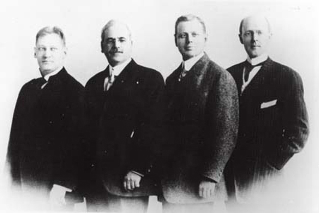 左から、ガスターバス E. ローア、シルベスター・シール、ハイラム E.. ショーレー、 ポール P. ハリス
